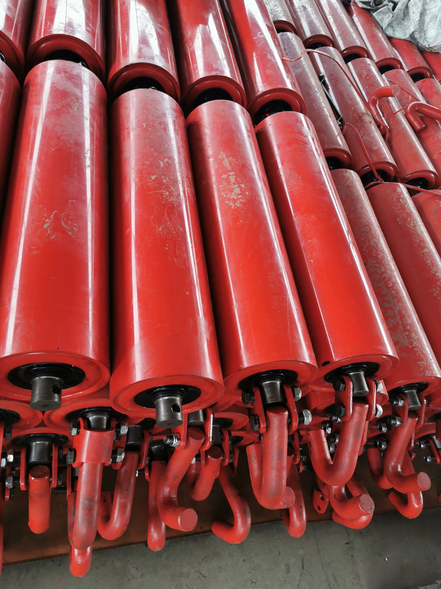 Linked conveyor garland roller arrangement shown with separate roller bodies and connecting ends