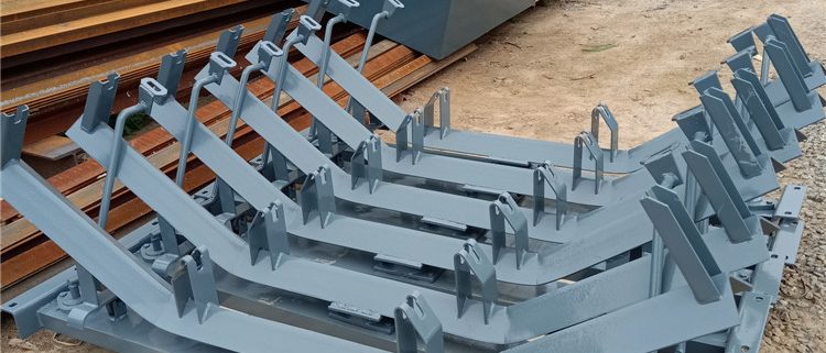 Self-aligning conveyor idler assembly with supporting frame and roller brackets
